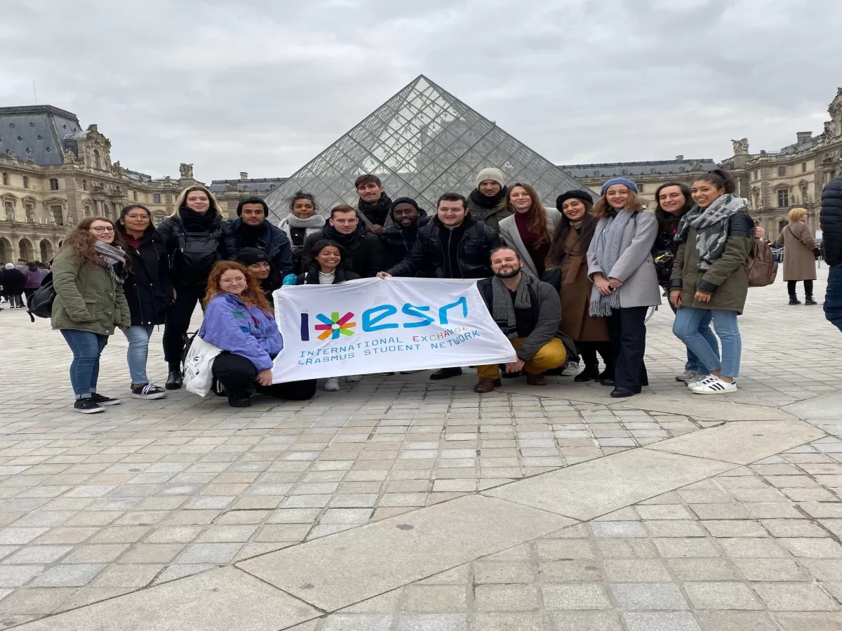 Group of people in front of the Louvre.