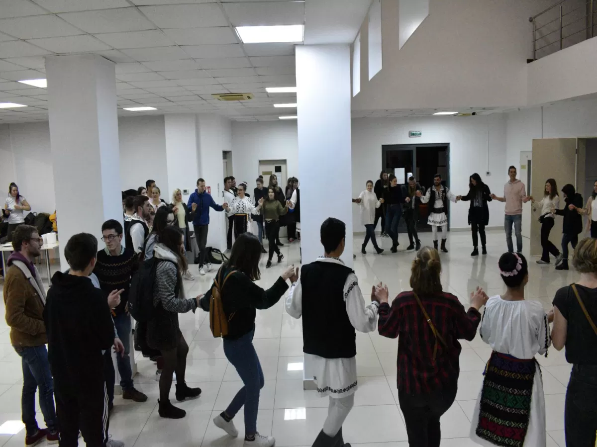Romanian and international students dancing hora