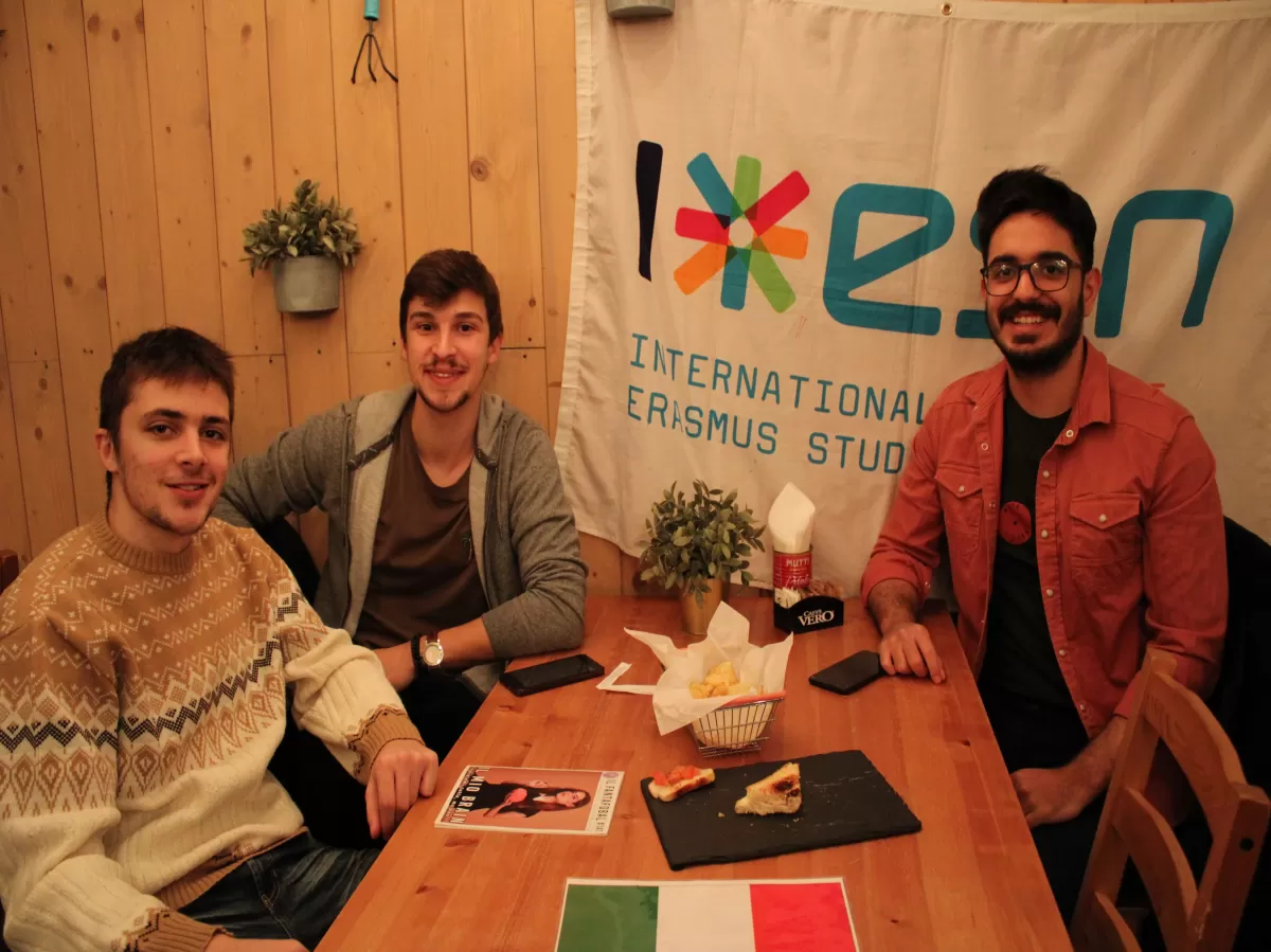 International students speaking in italian at a tandem table