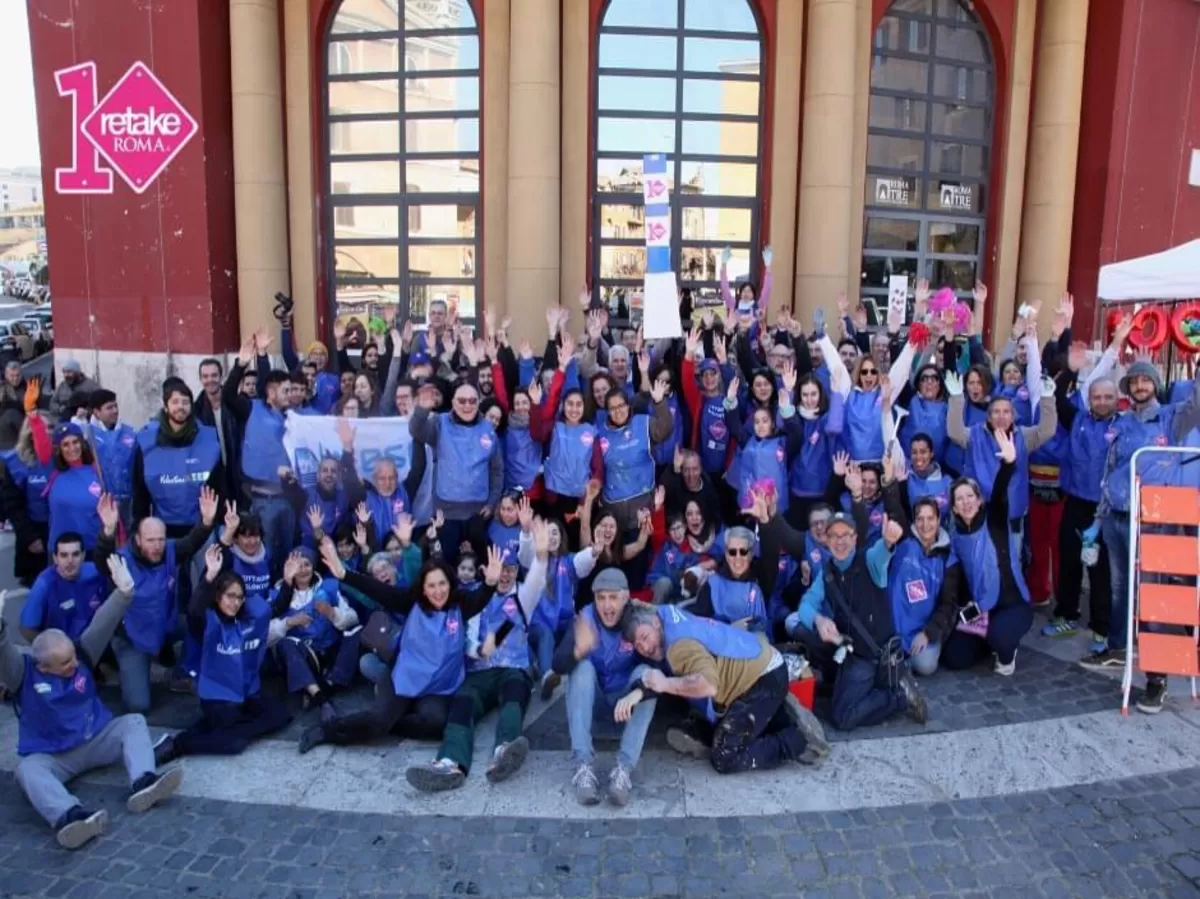 international students and Retake Roma volunteers 