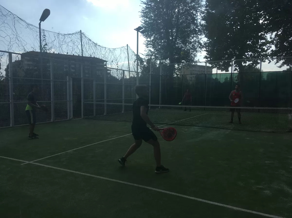 Group of international students and ESNers playing Paddle