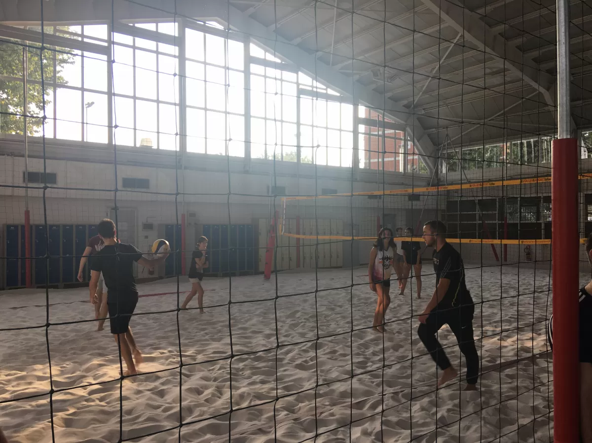 Group of international students and ESNers playing Beach Volley 