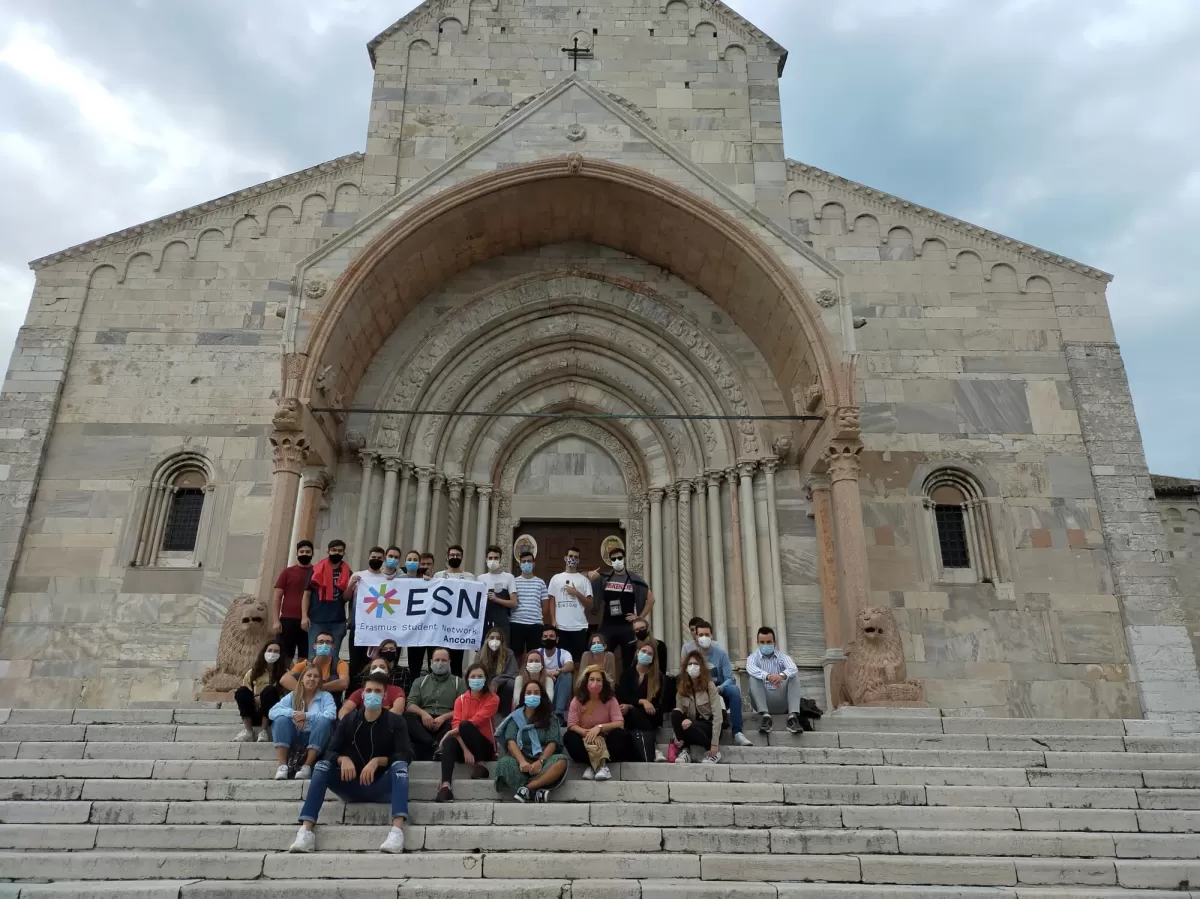 Group of students and volunteers in front of the dome of Ancona