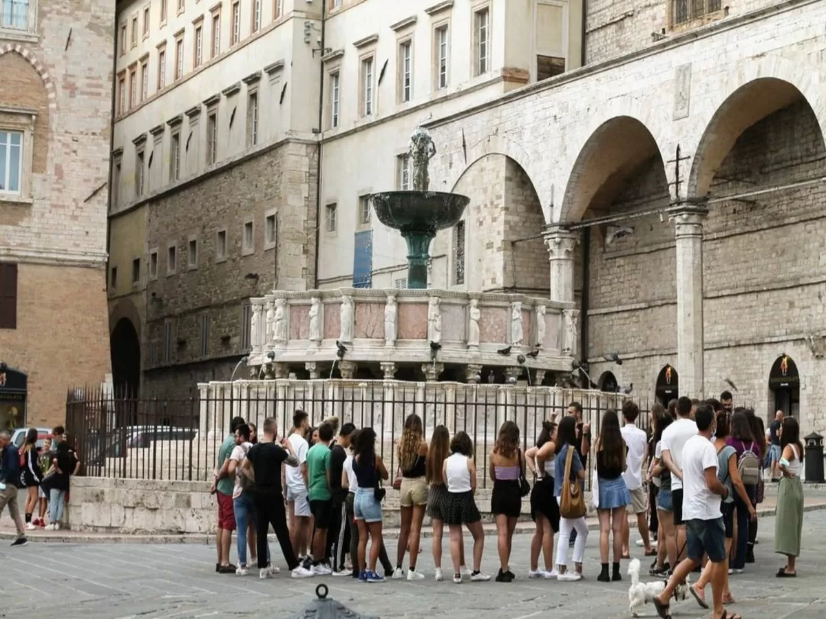 Erasmus students in front of the fountain in Piazza IV Novembre 