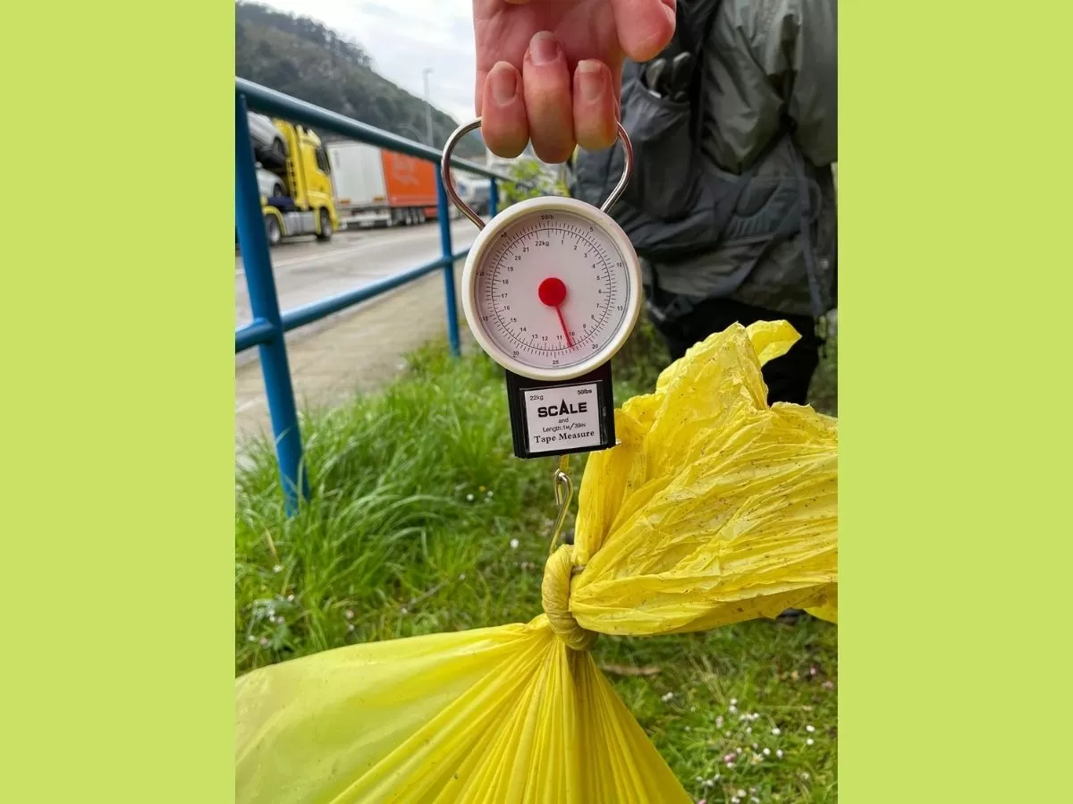 At the end of the activity, the amount of waste collected is weighed