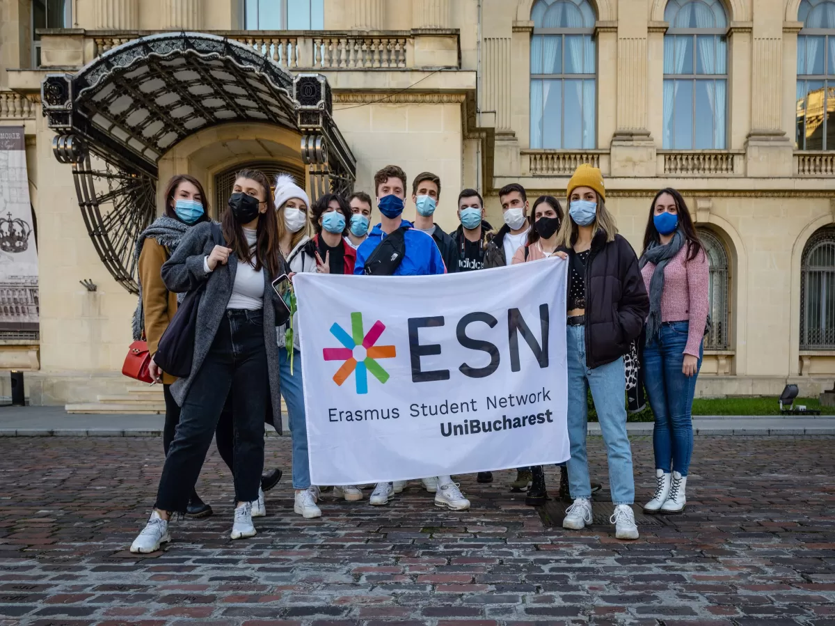 International students and ESN volunteers in front of the museum.