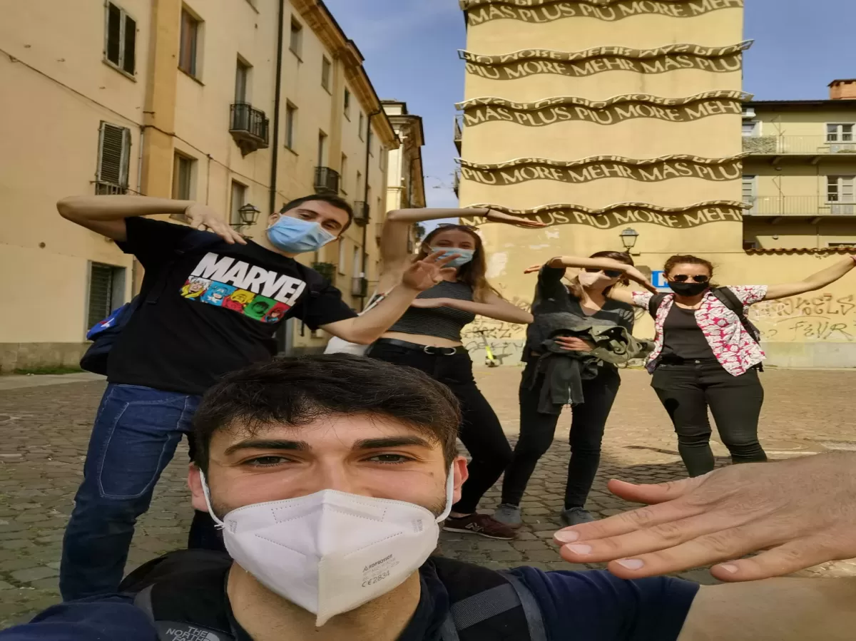 International students and volunteers in front of Palazzo delle ombre
