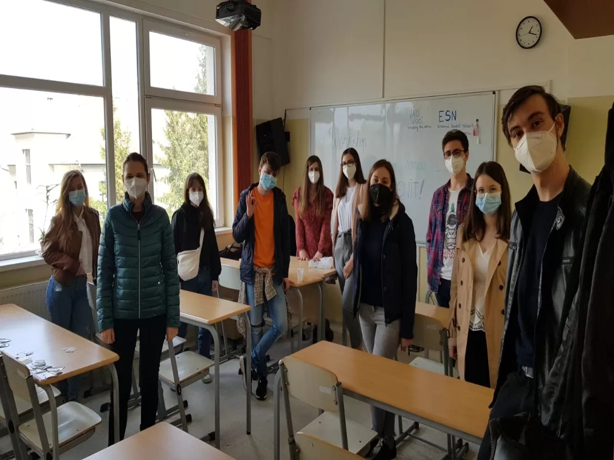 Group of students that attended the workshop standing in a classroom