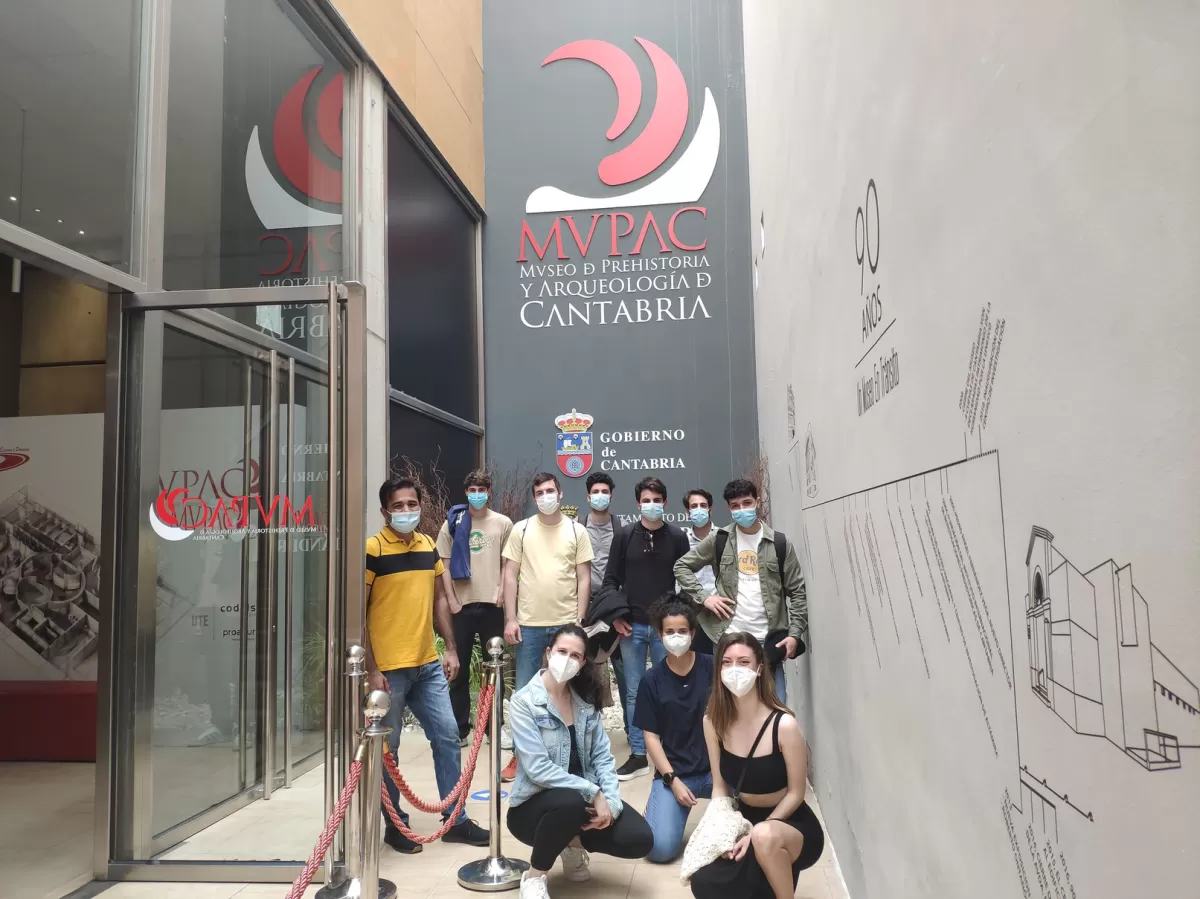 ERASMUS students and our volunteers at the door of the museum.