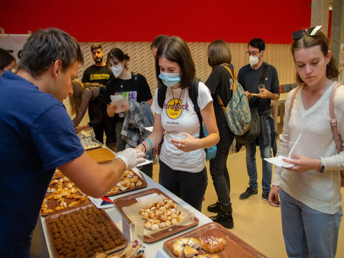 International students trying food at the Czech stand