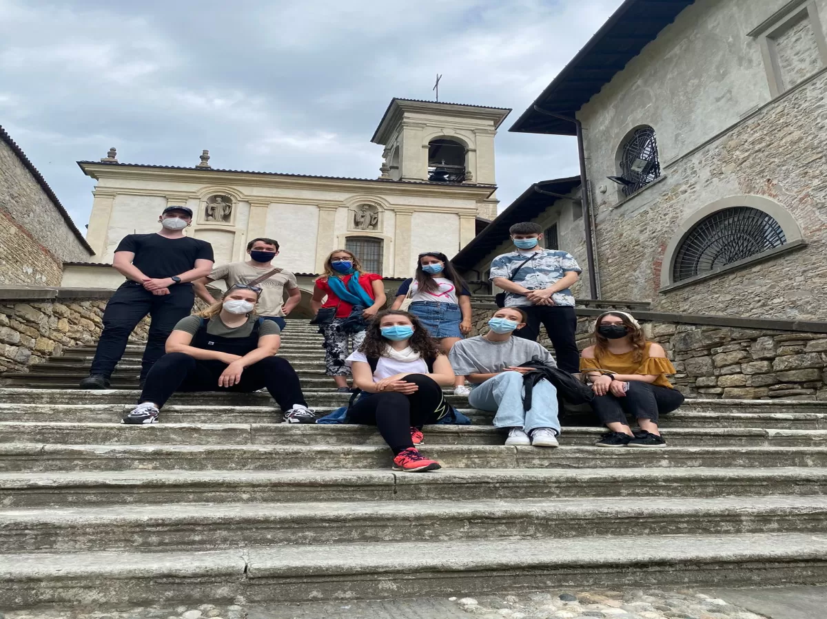 group picture on the stairs of the Santo Sepolcro's Church