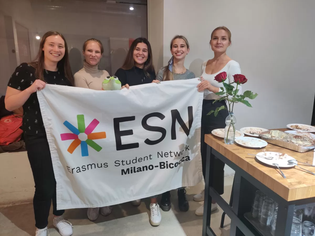 erasmus students with ESN flag