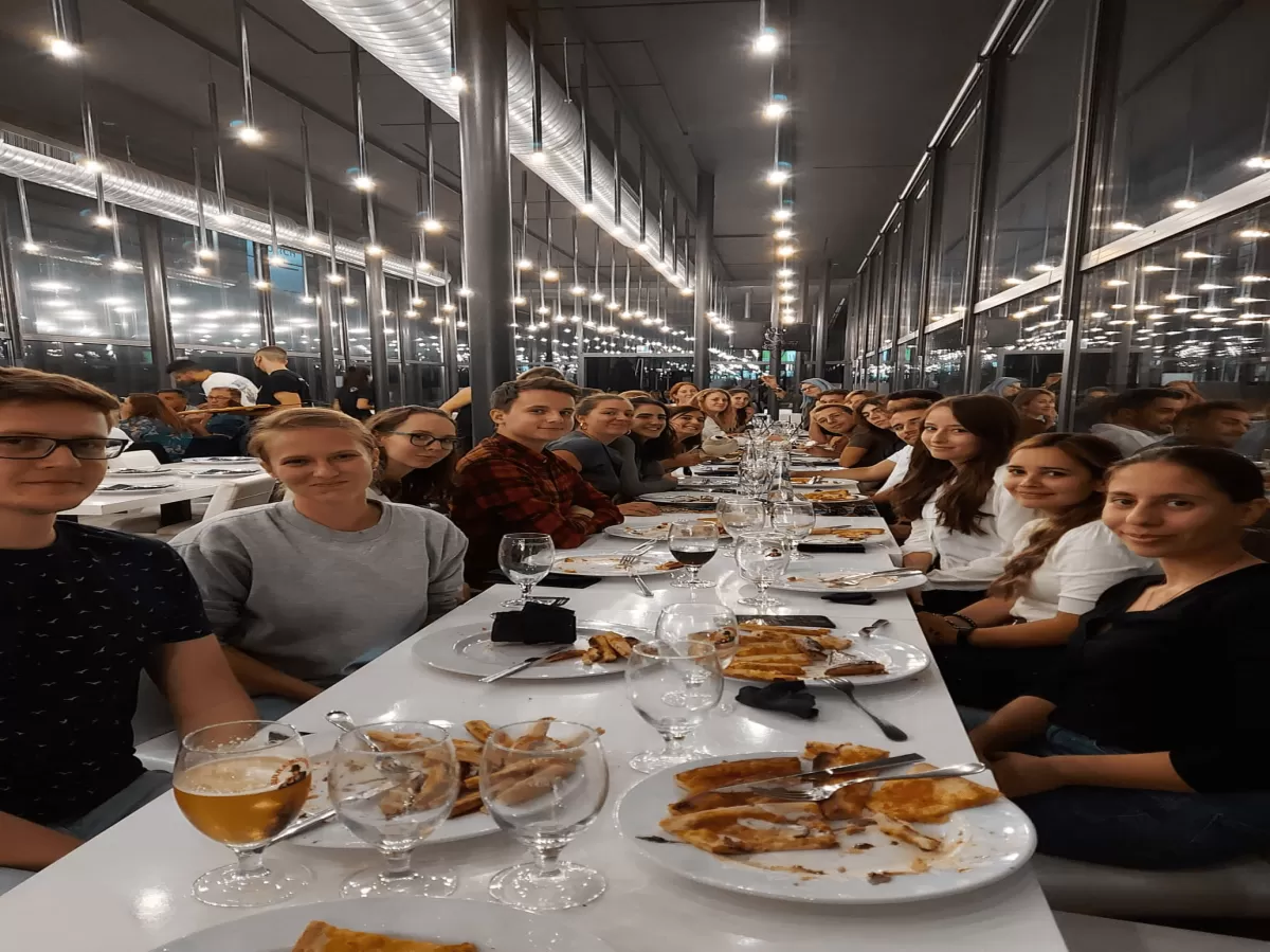 erasmus students having dinner at the Pizza Unlimited event 