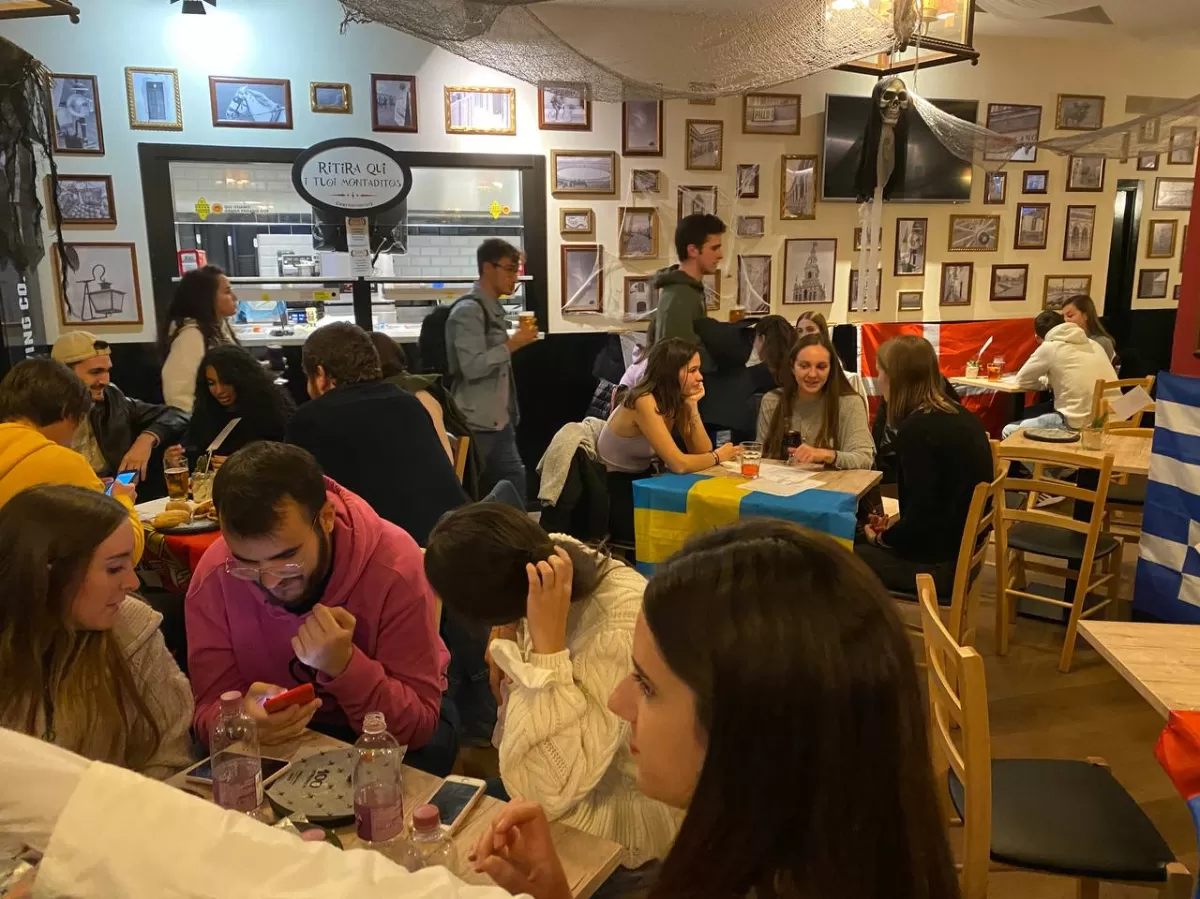 International students and ESN volunteers practicing different languages