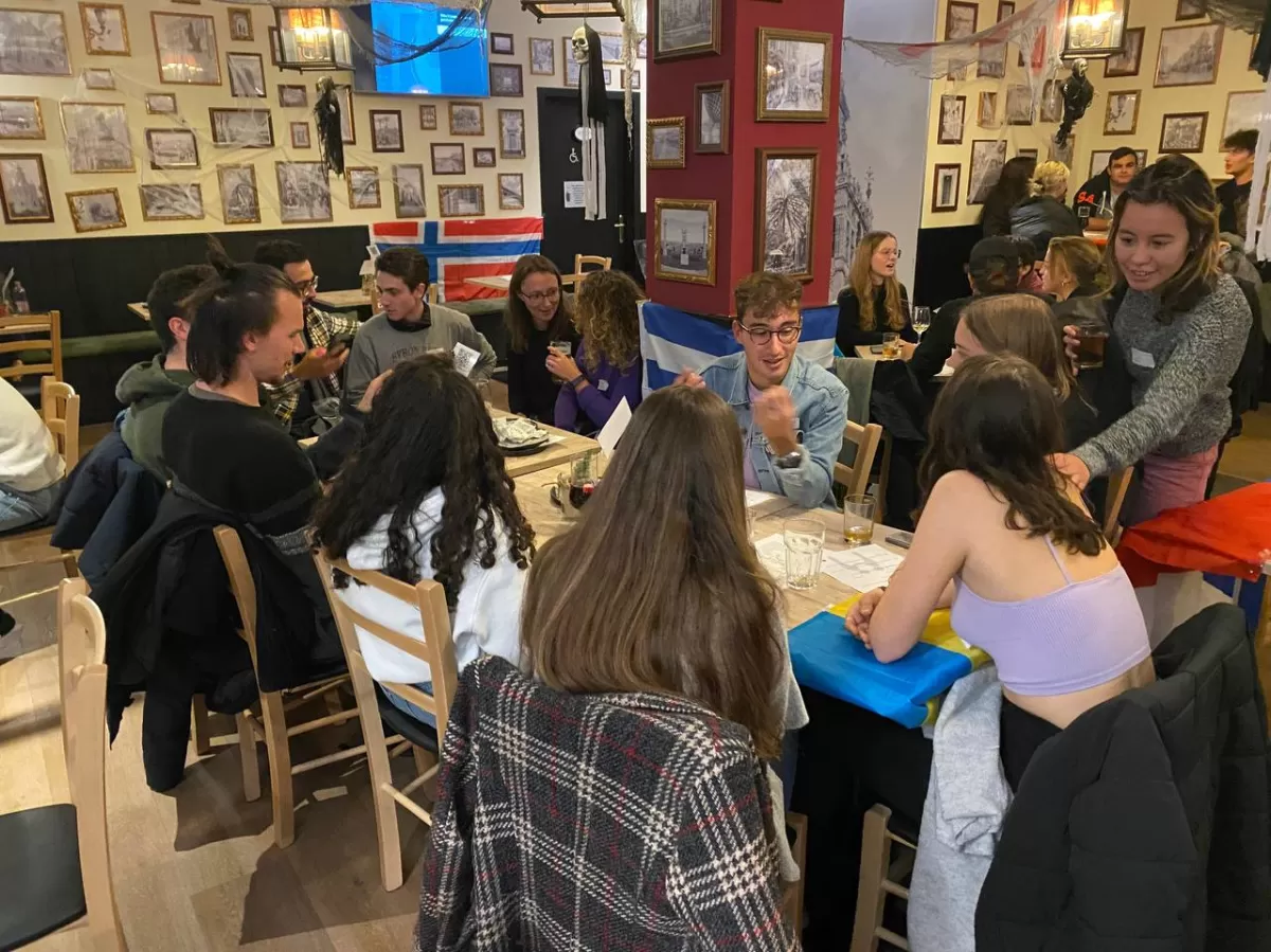 International students and ESN volunteers practicing different languages