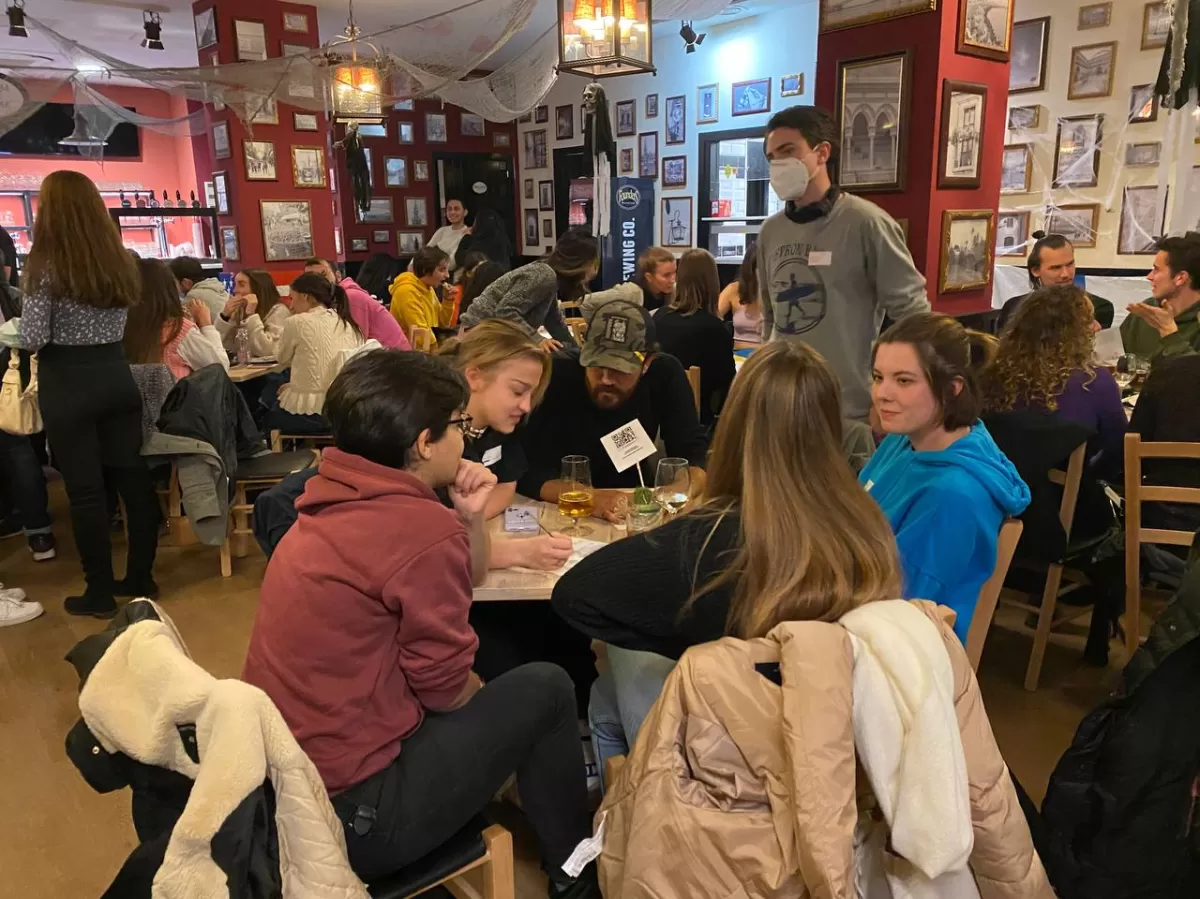 International students and ESN volunteers practicing different languages