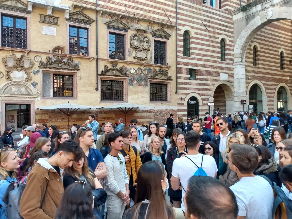 International students listening to some facts about Verona