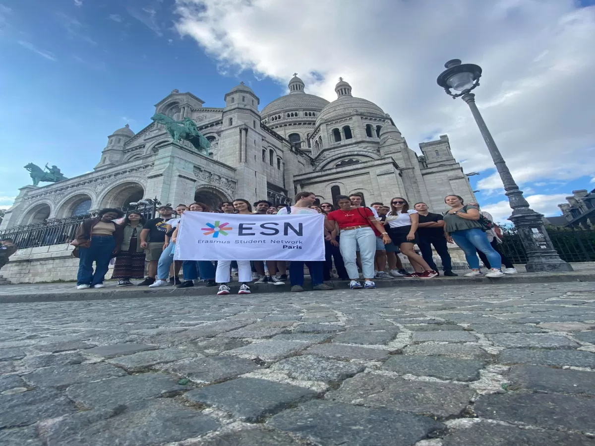 International students in front of the Sacré Coeur