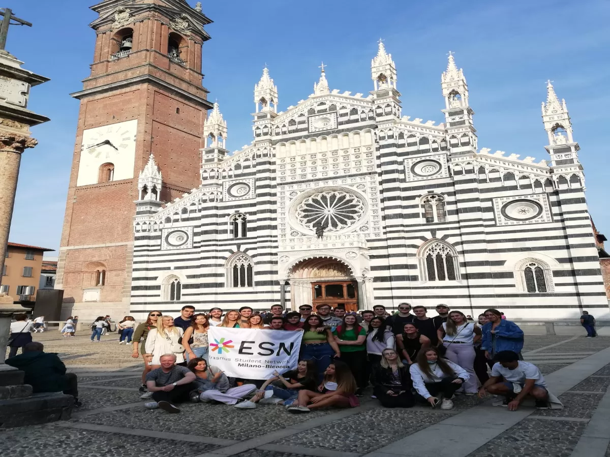 erasmus students in front of Monza Duomo 