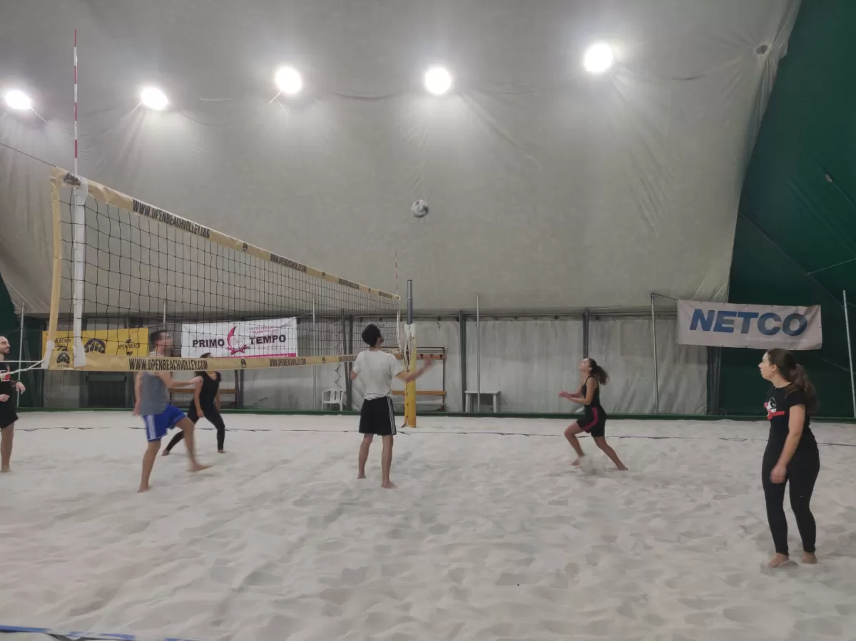 Erasmus students playing beach volleyball