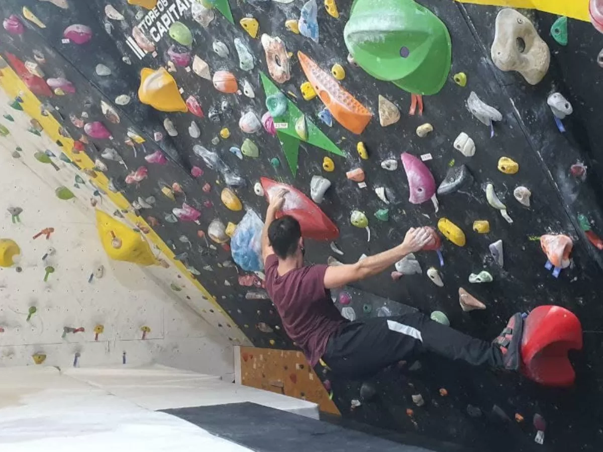 a guy showing how to climb the wall