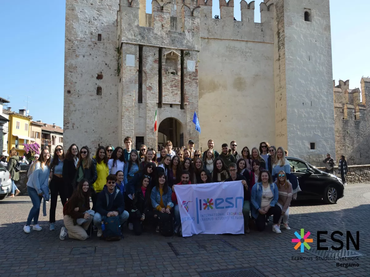 Group of Erasmus students in Sirmione