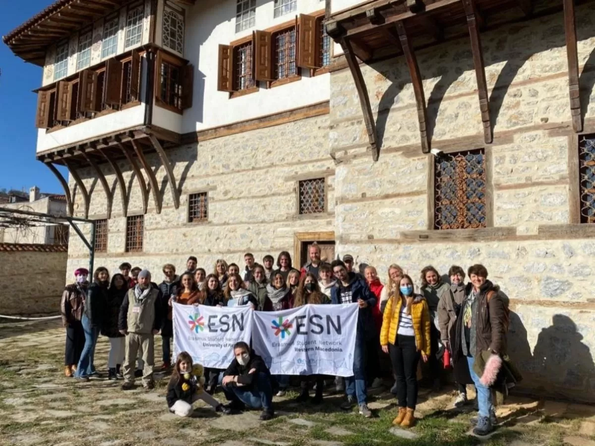 ESN UniPi & ESN Western Macedonia in front of an old mansion in Siatista