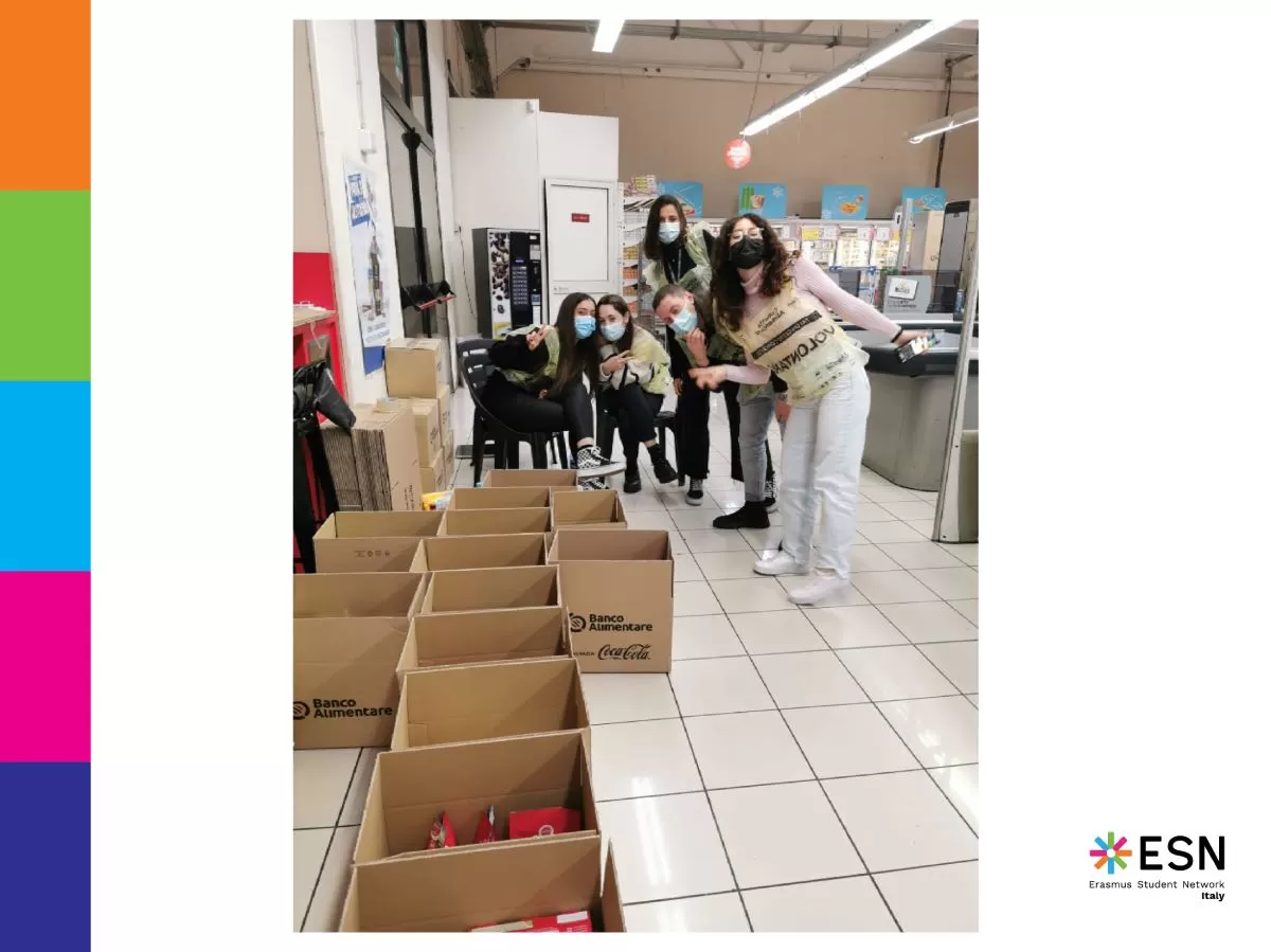 Erasmus students and ESN members that do volunteering for food collection 