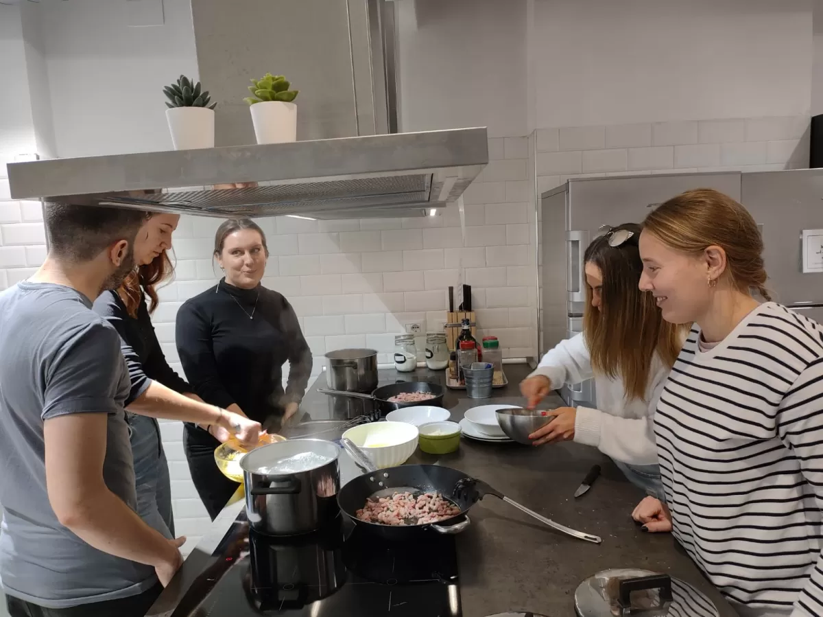 erasmus students cooking carbonara