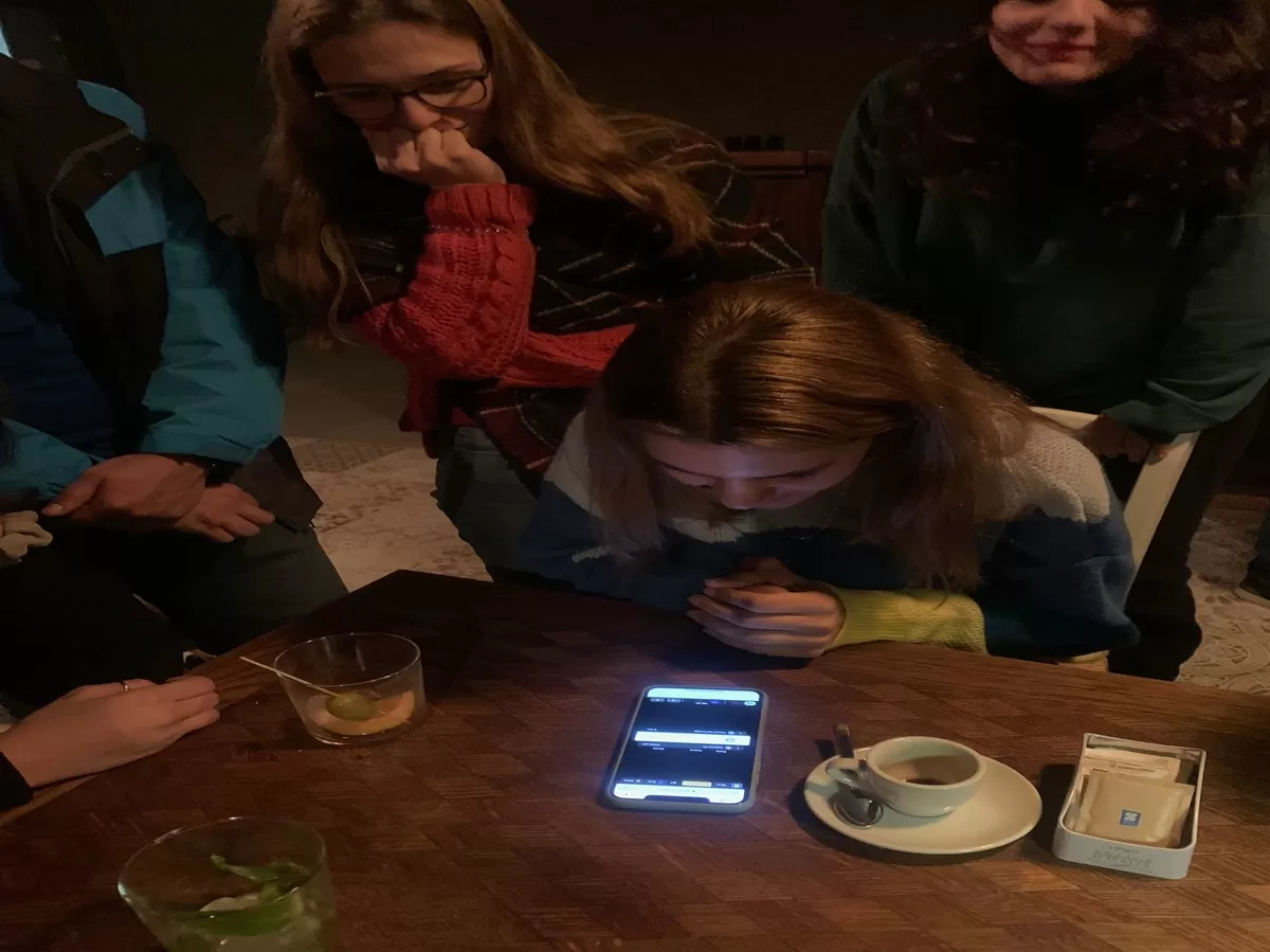 People playing a quinz on a smatphone.