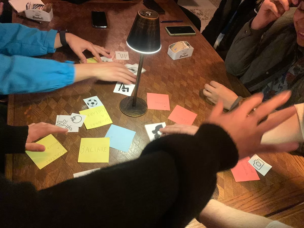 Students playing with the cards of memories in the table