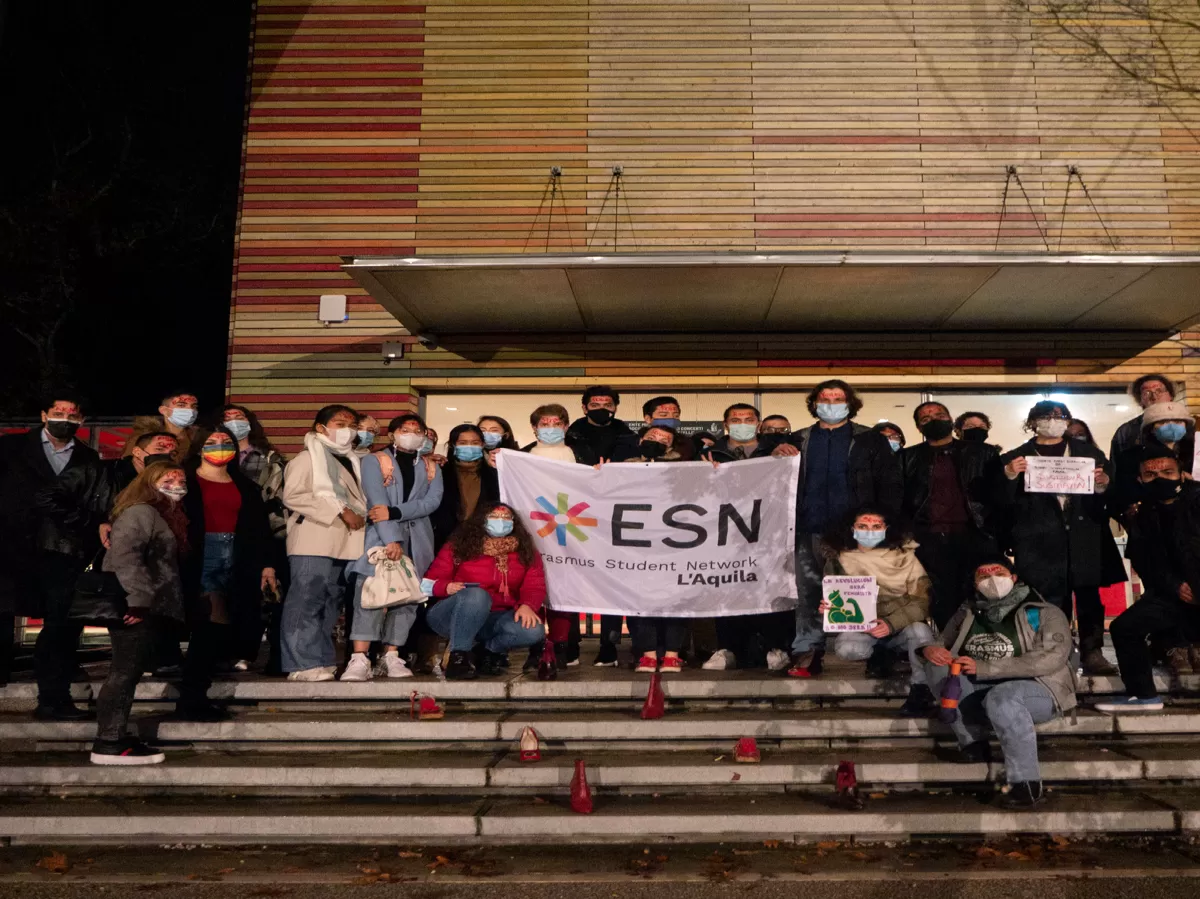 group phot ouside suring flash mob