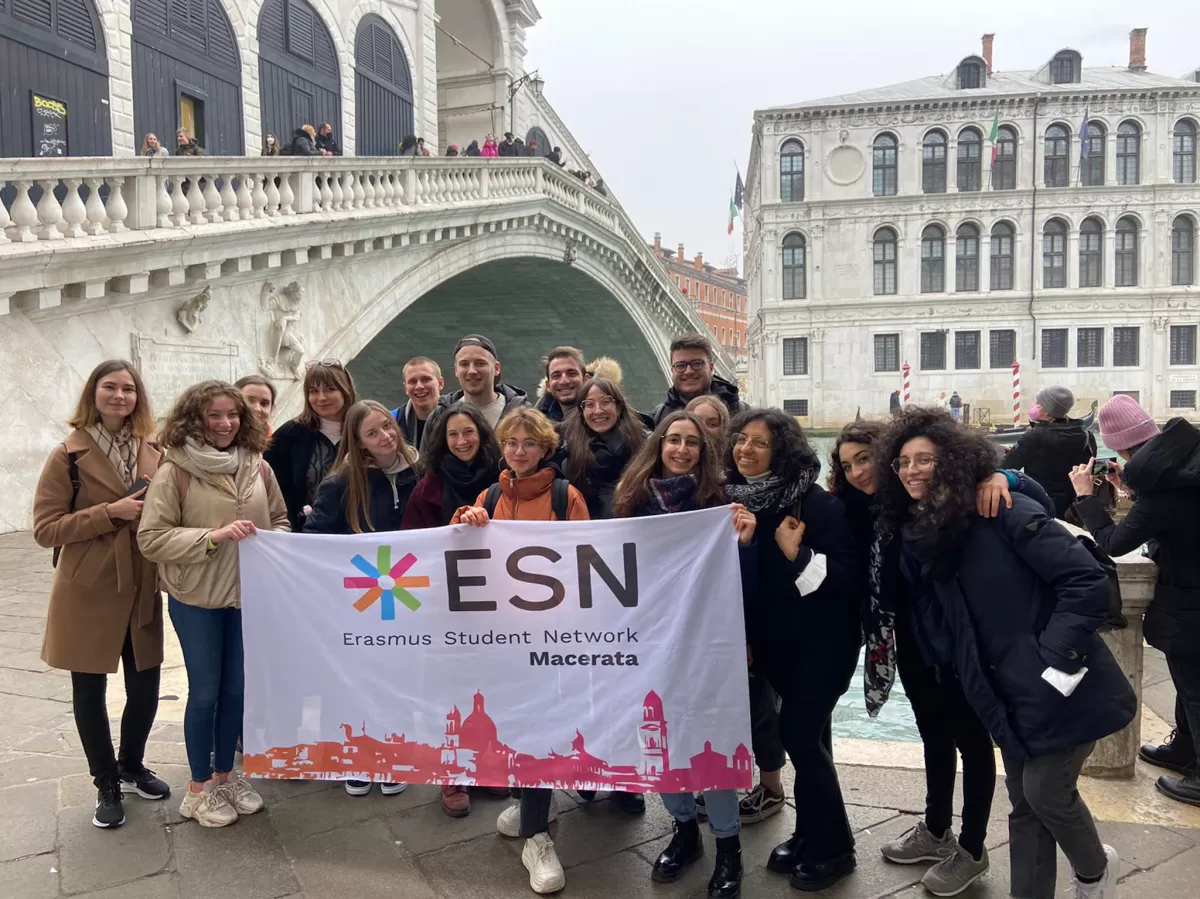 Volunteers and international students in front of Ponte di Rialto