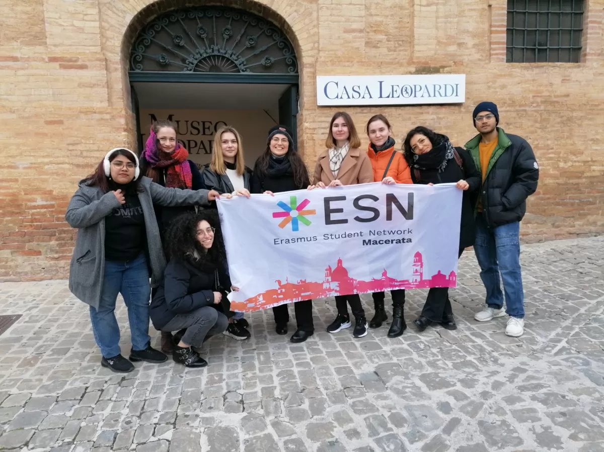 Volunteers and international students in front of Casa Leopardi