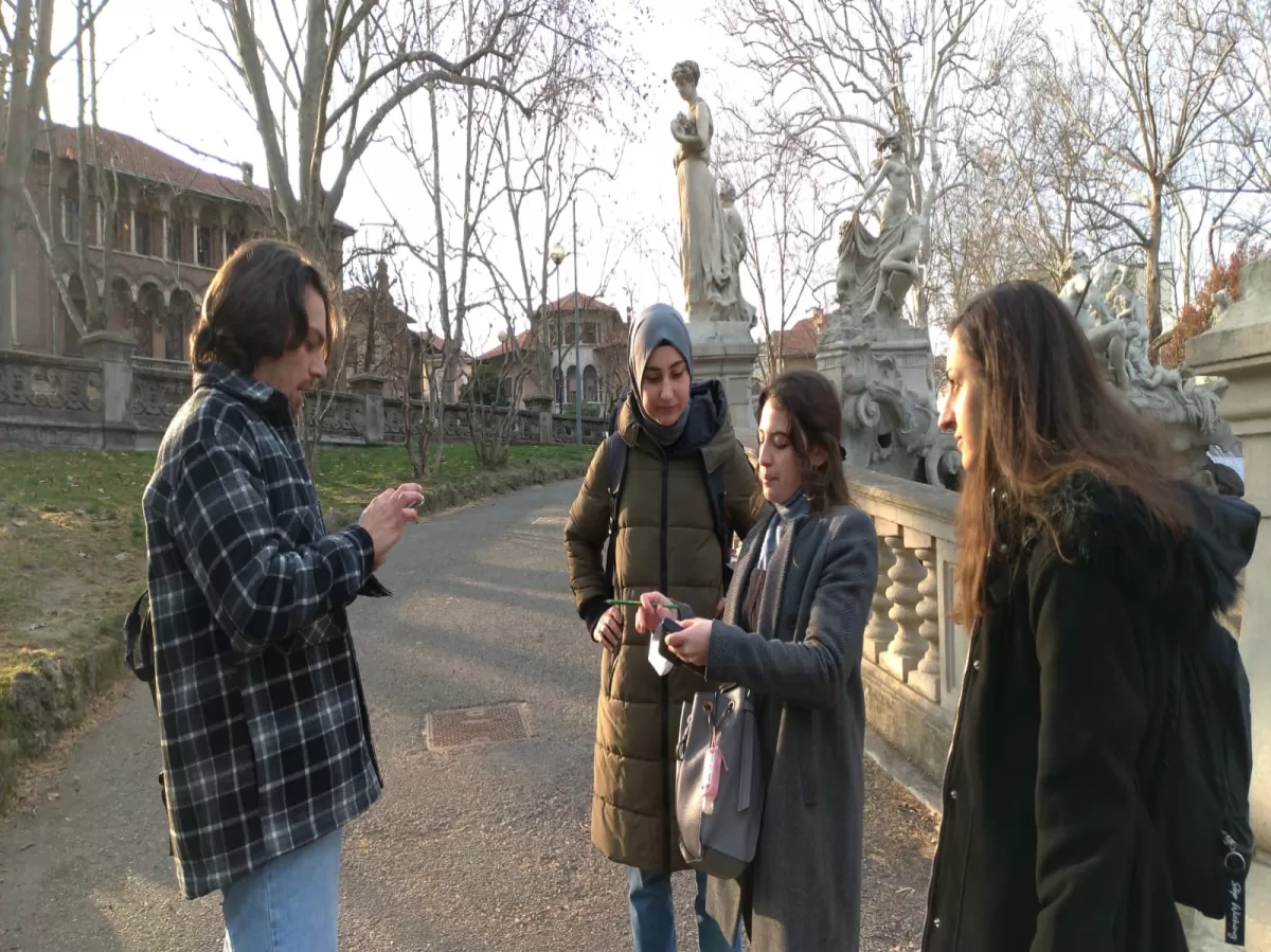 A volunteer is asking a question to a team