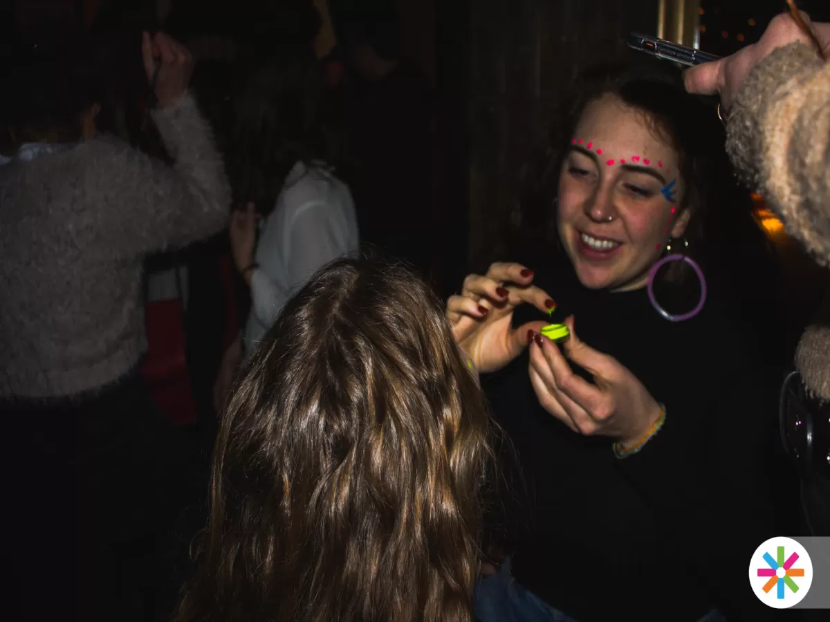 Applying fluo face paint