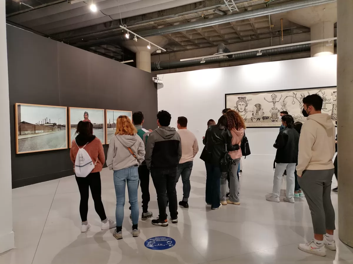 International students at the museum 