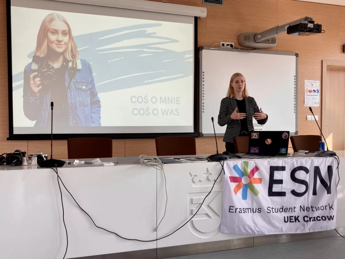 Proffesional photographer leading workshop