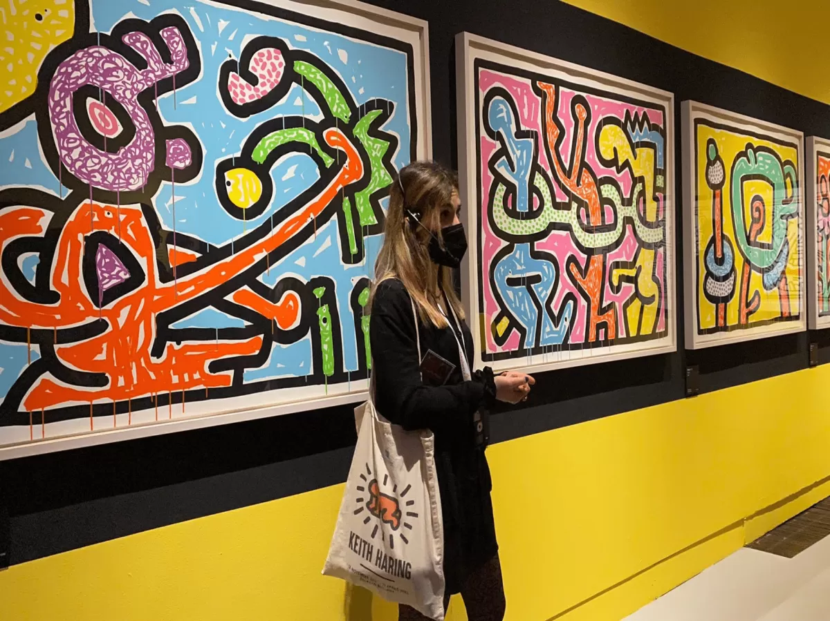 The guide in front of some Keith Haring  paintings.