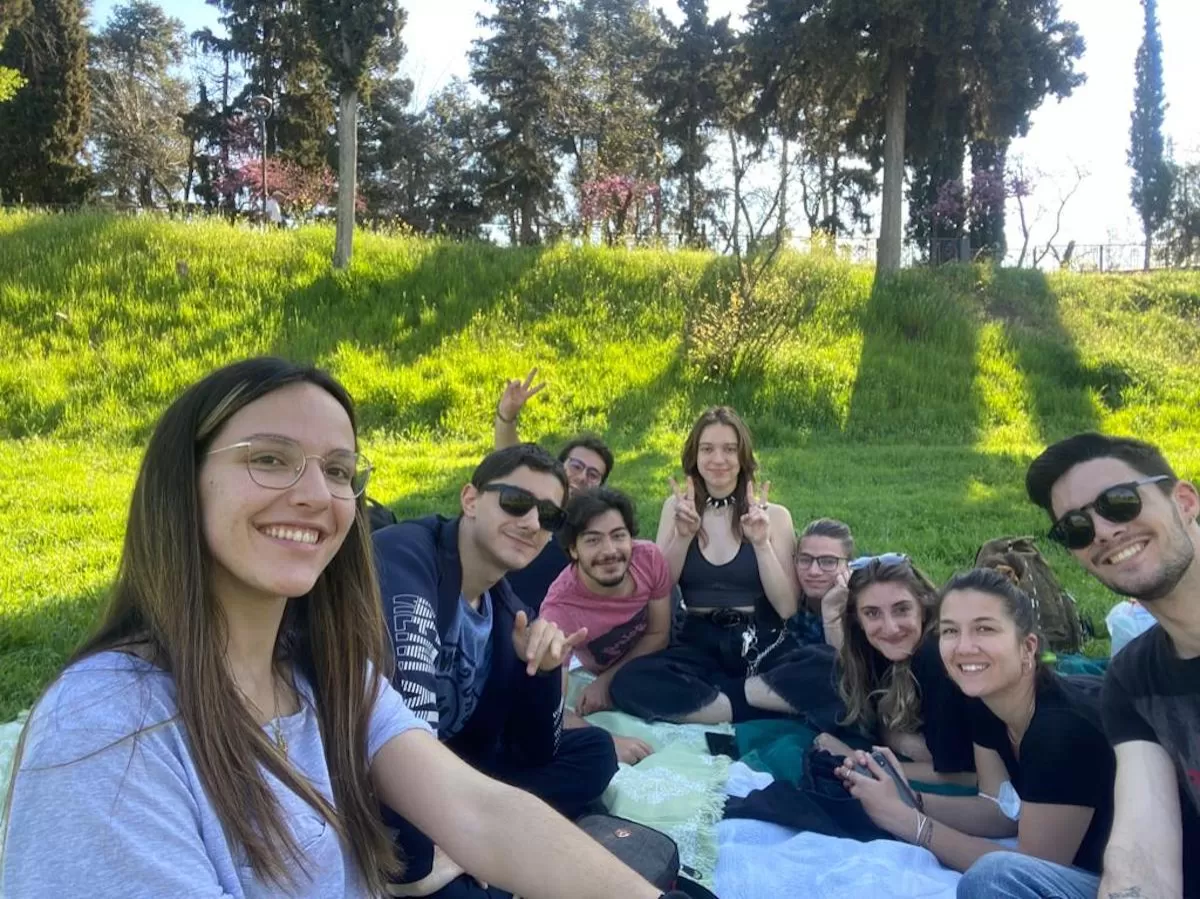 Students having a picnic in Alkazar Park.