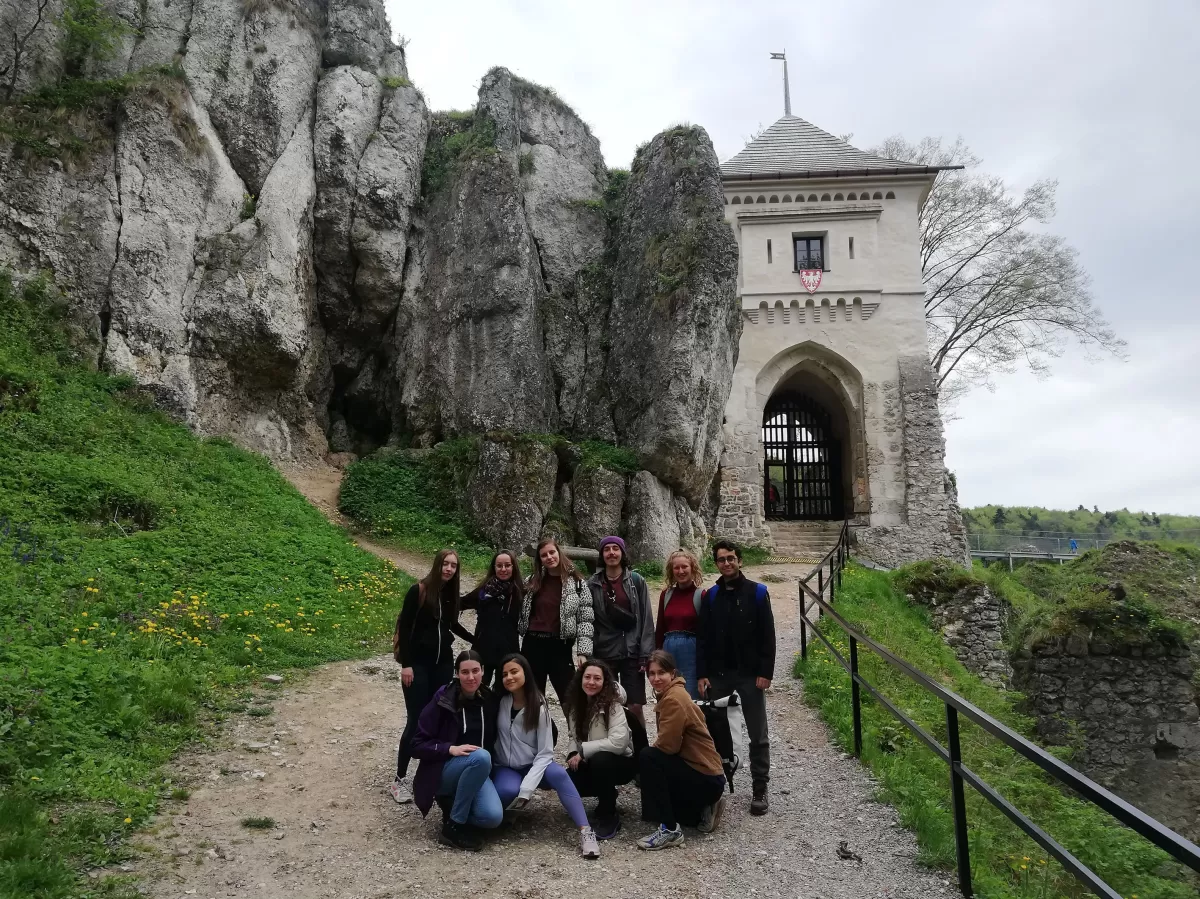 Participants of the trip in front of the entrance to the castle