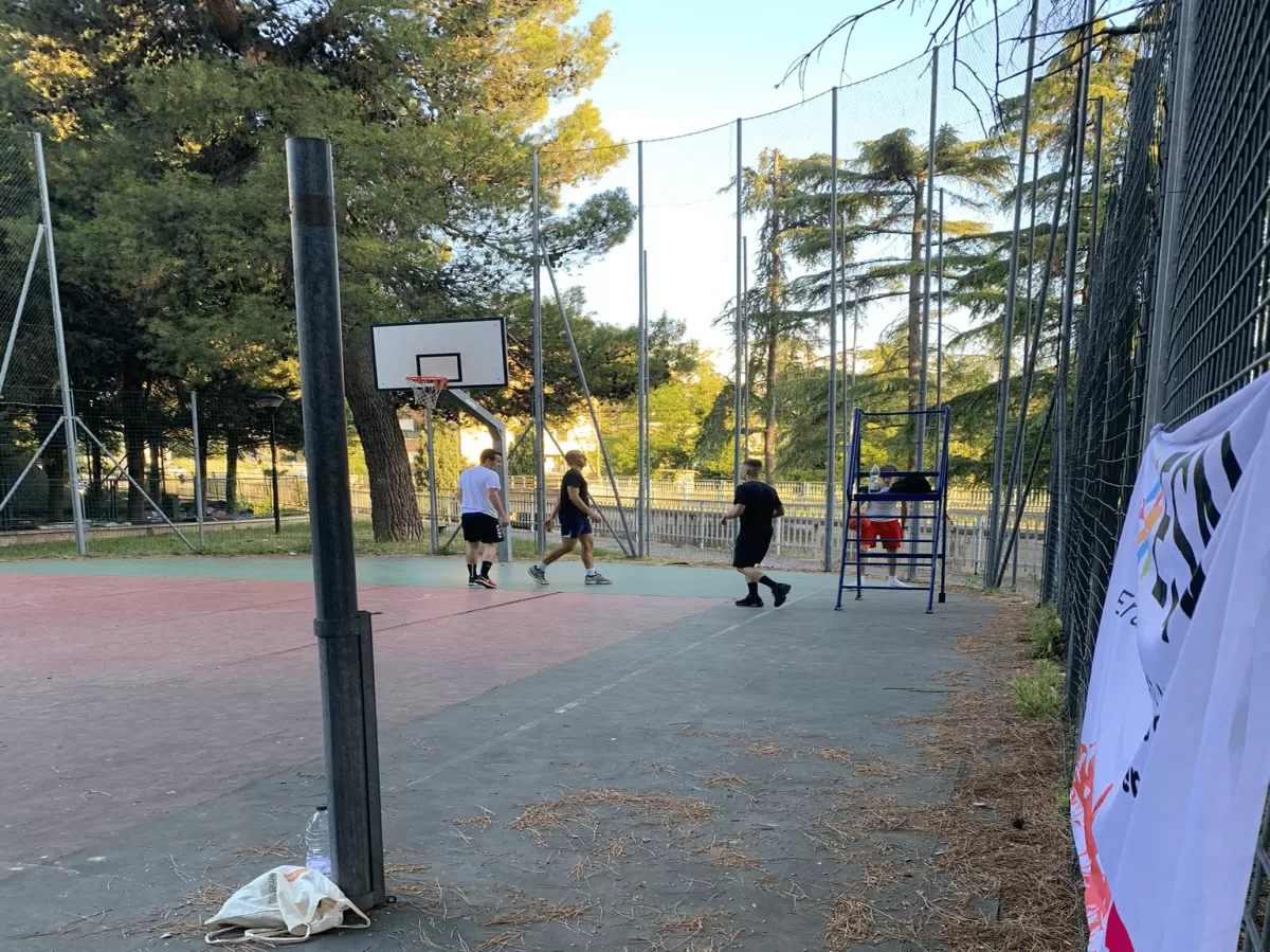 Erasmus students playing basketball