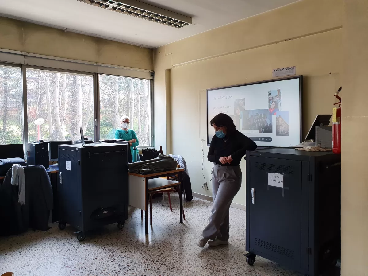 Erasmus student talking to a highschool class