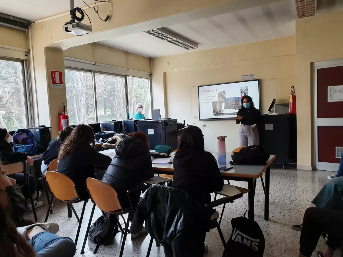 Erasmus student talking to a highschool class