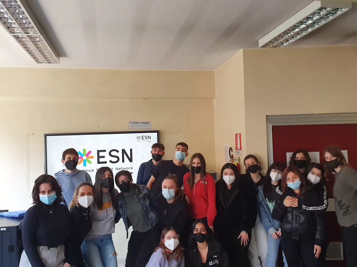 Group photo of the highschool class, erasmus student and ESN volunteer