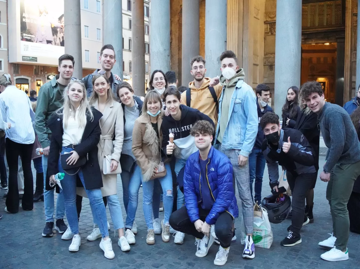 international students in front of the pantheon