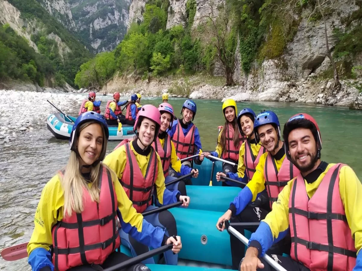 students in the boat starting the rafting