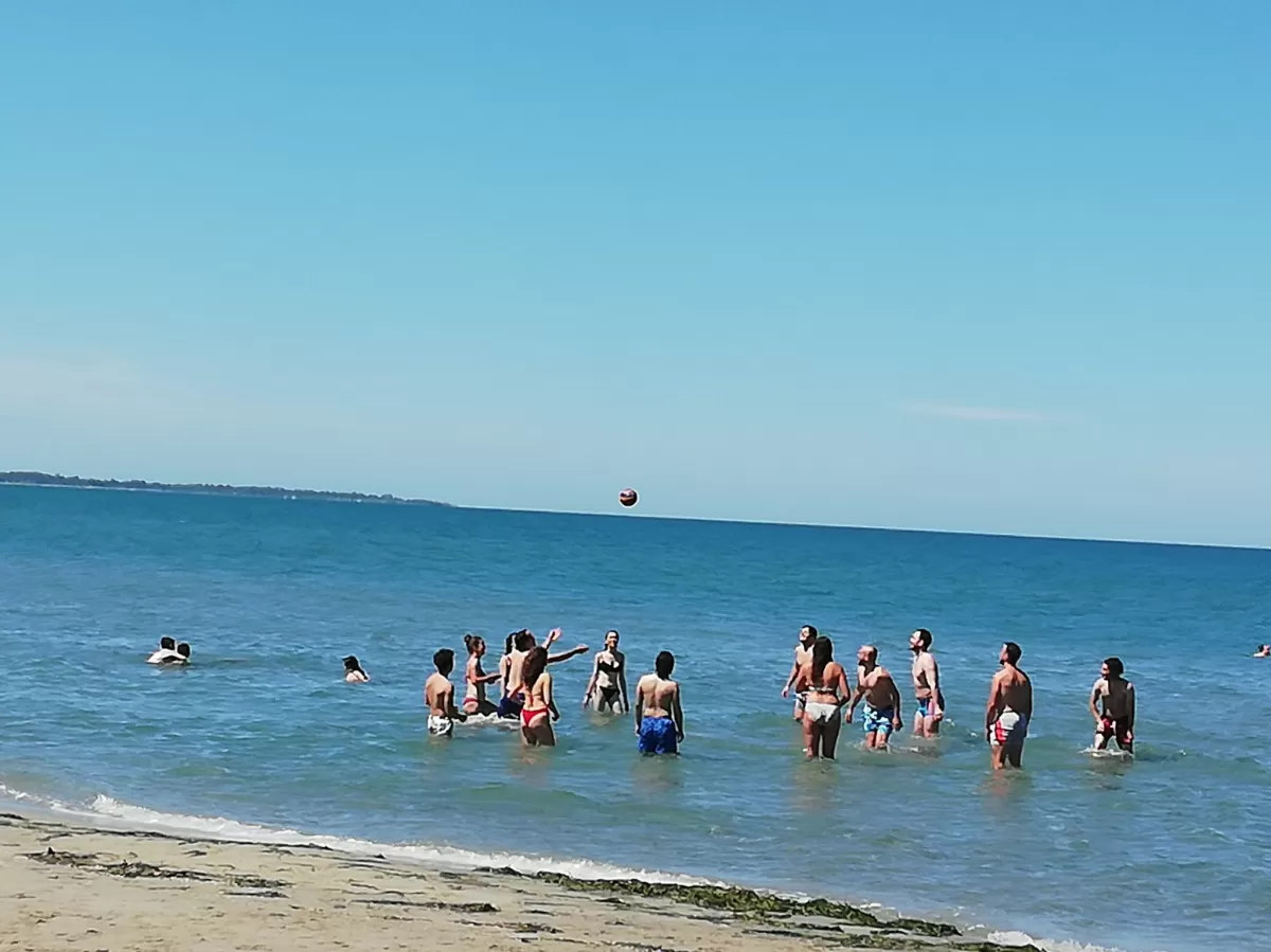 Students playing water volleyball in the Stomio Beach