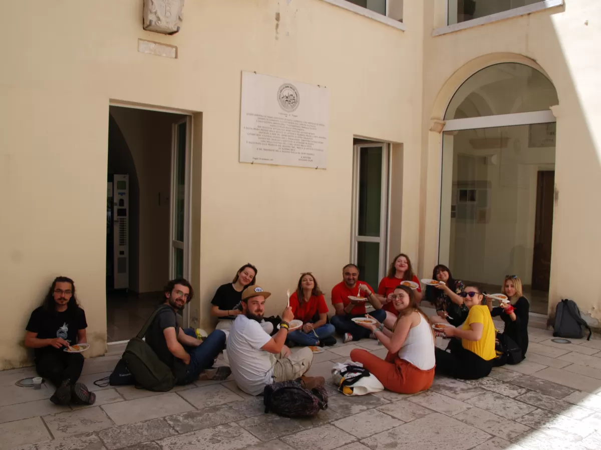 Insternational students having lunch together in the university's courtyard