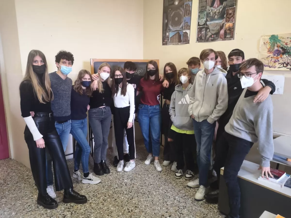 Group photo of the highschool class, erasmus student and ESN volunteer